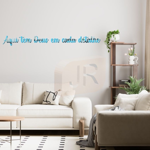 Frase Aqui tem Deus em cada detalhe Acrílico Rose Gold/ Dourado/ Prata/ Lilás - Imagem 3