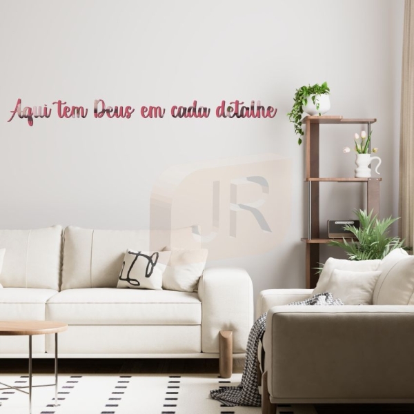 Frase Aqui tem Deus em cada detalhe Acrílico Rose Gold/ Dourado/ Prata/ Lilás - Imagem 4