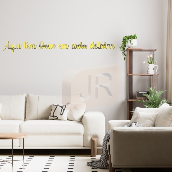 Frase Aqui tem Deus em cada detalhe Acrílico Rose Gold/ Dourado/ Prata/ Lilás - Imagem 5