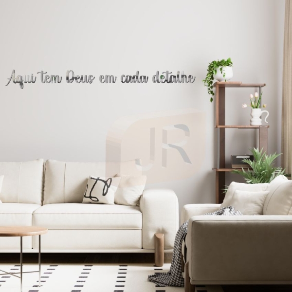 Frase Aqui tem Deus em cada detalhe Acrílico Rose Gold/ Dourado/ Prata/ Lilás - Imagem 6