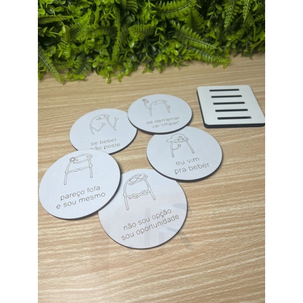 Porta Copos MDF Branco Flork com Frases Engraçadas 8 cm - Imagem 3