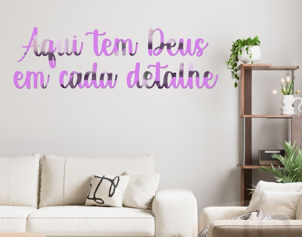 Frase Decorativa Acrílico Espelhado Aqui tem Deus em Cada Detalhe