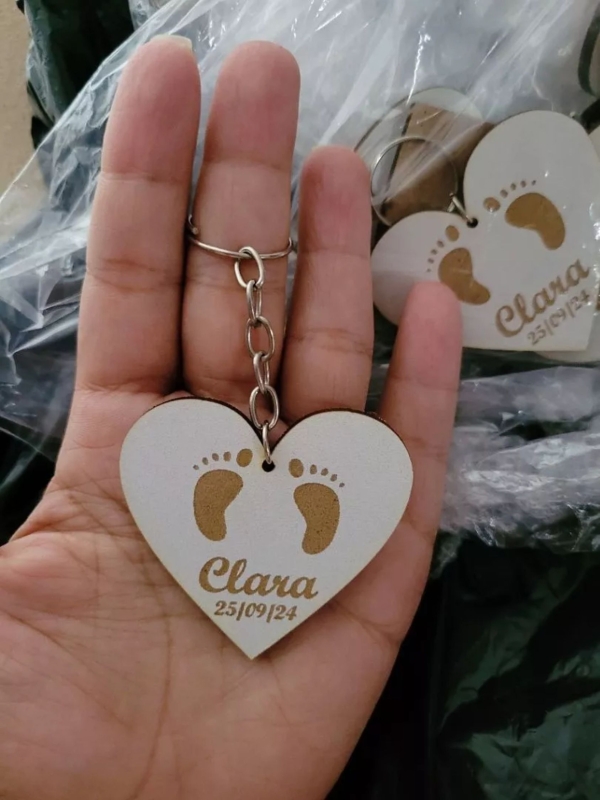 Chaveiro Coração com Pezinho Personalizado em MDF – Nome e Data - Imagem 2